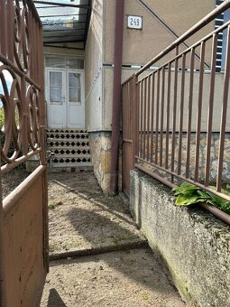 NA PREDAJ: Slnečný rodinný dom s veľkou záhradou v pokojnej - 3