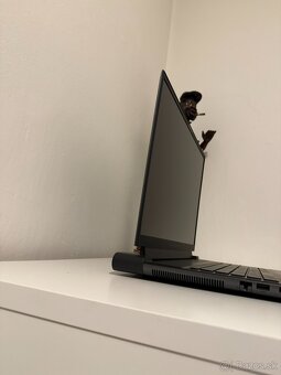 Alienware m18 R1 - 3