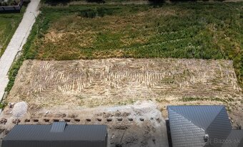Rovinatý pozemok v dedinke Cestice - 3