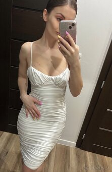 Krásne biele nariasené šaty - 3