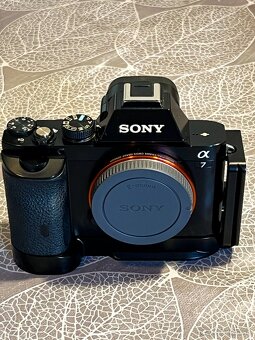 Sony Alpha A7 + grip + příslušensví - 3