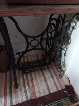 Starožitný šijací stroj vhodný po úprave ako dekorácia - 3