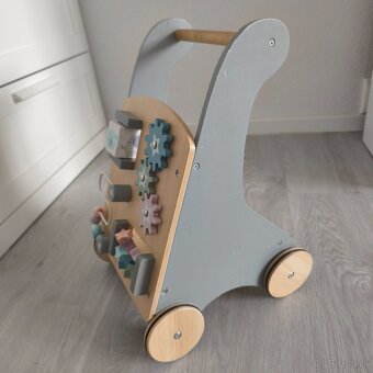 Drevené chodítko s aktivitami Jabadabado - 3