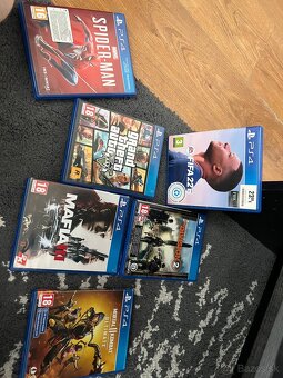 Predám PlayStation 4 Pro (1TB) + 2 ovládače + 7 hier - 3
