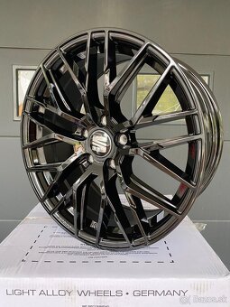 MAM RS4 R18 Black - 3