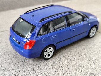 Predám nerozbalený model Škoda FABIA COMBI 2009 modrá farba - 3