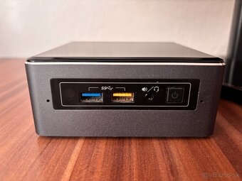 počítačová zostava s 24" monitorom - 3