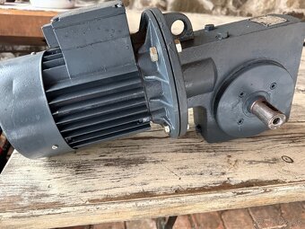 elektromotor s výkonom 0,55kW . - 3
