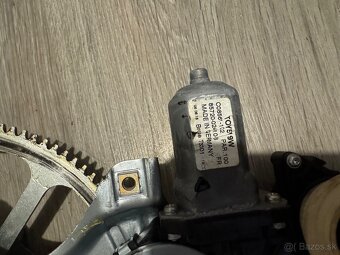 Mechanizmus ľavého predného okna Toyota Auris 2 - 3