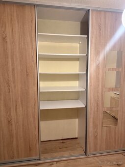 Predám vstavanú skriňu s posuvnými dverami – 285 × 62 × 260 - 3