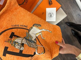 Hermes obliecka na vankúš. - 3