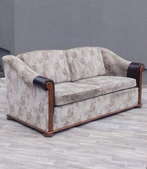 Dvojsedačka s dreveným rámom . - 3