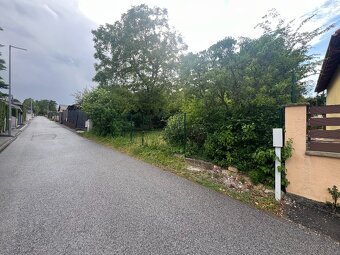 Pekný stavebný pozemok Pereš pri Lesoparku, tichá ulica - 3