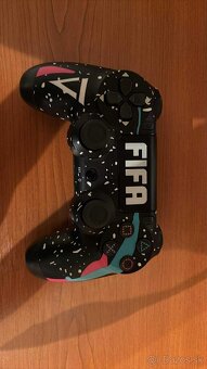 PREDÁM PS 4 PRO AJ S PRÍSLUŠENSTVOM - 3