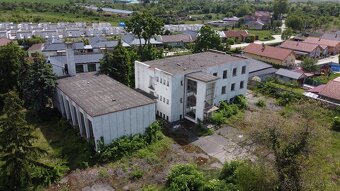 NA PREDAJ AREÁL 6350 M2 S VIACPODLAŽNOU BUDOVOU V HUBICIACH - 3