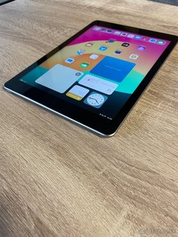 9,7” tablet iPad 6 generácie / 128GB TOP stav - 3