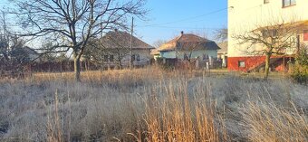 Bruty - 450 m2 STAVEBNÝ POZEMOK V OBCI – na Predaj - 3