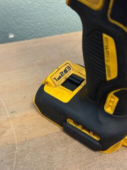 AKU razovy uťahovák Dewalt - 3