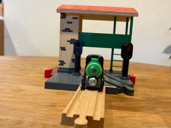 Búdka na prehadzovanie výhybiek a lokomotíva. - 3
