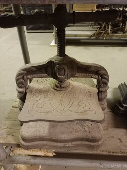 Starý liatinový lis na knihy - 3