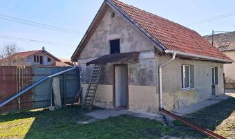 FIĽAKOVO-centrum -ÚTULNÝ 1-izbový domček na pozemku 205 m2 - 3