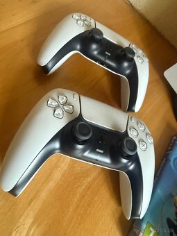PlayStation 5 Slim + 2 ovládače + 4 hry - 3