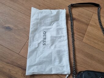 nová sivo čierna crossbody GUESS - 3