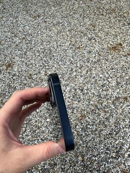 iPhone 13 - baterie 100% - 3