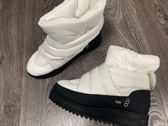UGG montara snehule v bielej farbe - 3