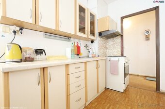 Veľkometrážny 2 izbový byt vybavený balkónom. komorou. šatní - 3