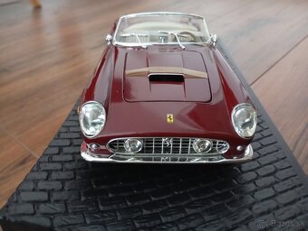 1:18 Ferrari 250 GT Spider - 3