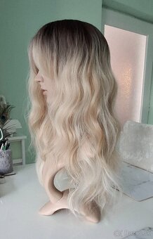 Vlnitá blond parochňa s ofinou - 3