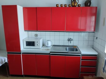 Kuchynská linka, rohová lavica so stolom a stoličkami - 3