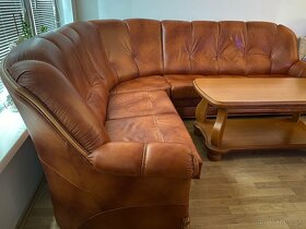 Rohová kožená sedačka s dreveným stolíkom - 3