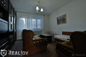 Ponúkame na predaj rodinný dom s garážou a veľkým pozemkom v - 3