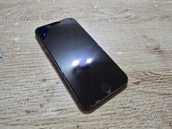 Iphone 8 64gb v top stave ma len velmi jemne znamky pouzivan - 3