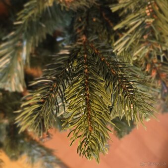 Predam vianocny stromček výška220cm šírka110cm čiastocne 3D - 3