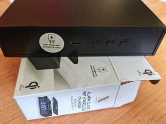 Bezdrôtová Qi rýchlo nabíjačka a digitálna hodinka - 3