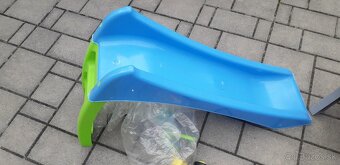 zachovale plastove hracky + stolicku - 3