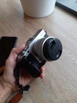 Fujifilm X-A5 + kit objektiv + grip - 3