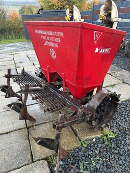 Predám sadzač zemiakov Akpil - 3