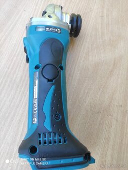 Makita uhlová brúska DGA 452 - 3