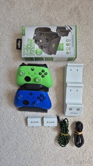 Xbox series s/x ovládače plus nabíjacie stanice - 3