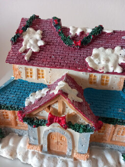 Starý svietiaci led domček po rodičoch 16x13x12 cm - 3