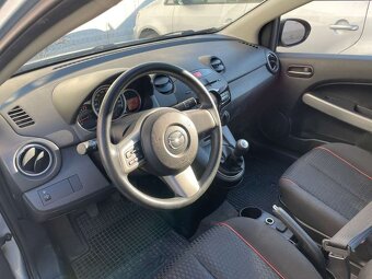 mazda2 typ de rok 2010 po facelifte svetla farba - 3