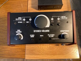 Monitor, sluchatka kontroler - 3