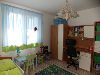Predáme set - závesy, vreckár na stenu a prehoz na postel - 3