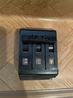 Ističe staré, bakelitové, radové svorky, iné elektro retro - 3