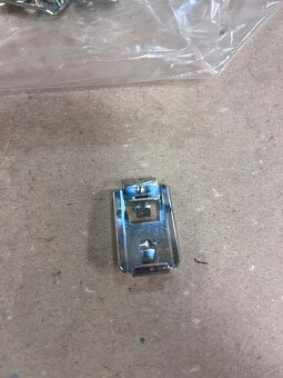 Fiat 850, 125 úchytky prahových líšt - 3