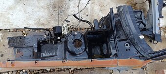 Lavy predny podblatnik a vystuha bmw e32 - 3